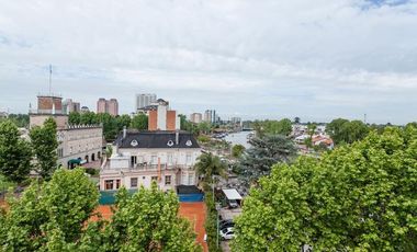 Excelente monoambiente con balcón y cochera.