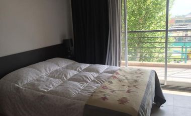 Excelente monoambiente con balcón y cochera.