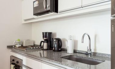 Excelente monoambiente con balcón y cochera.