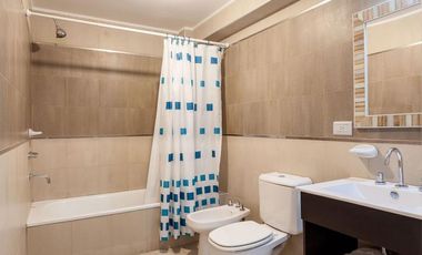 Excelente monoambiente con balcón y cochera.