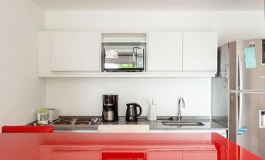 Excelente monoambiente con balcón y cochera.