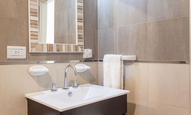 Excelente monoambiente con balcón y cochera.