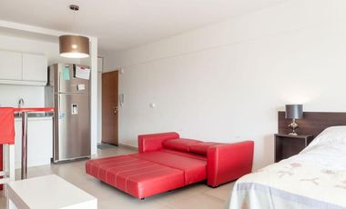 Excelente monoambiente con balcón y cochera.