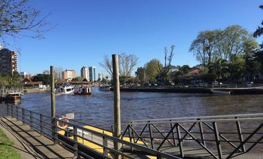 Excelente monoambiente con balcón y cochera.