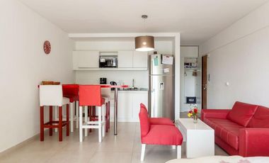 Excelente monoambiente con balcón y cochera.