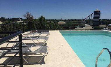 Excelente monoambiente con balcón y cochera.