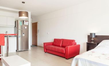 Excelente monoambiente con balcón y cochera.