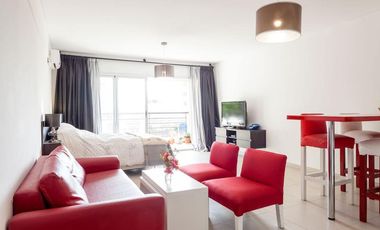 Excelente monoambiente con balcón y cochera.