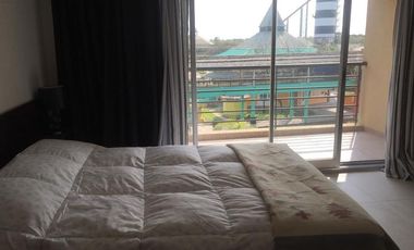 Excelente monoambiente con balcón y cochera.