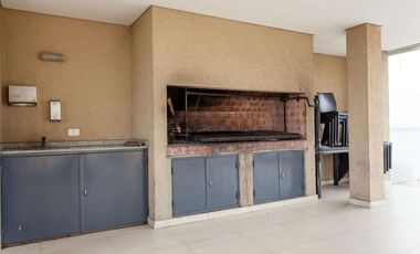 Excelente monoambiente con balcón y cochera.