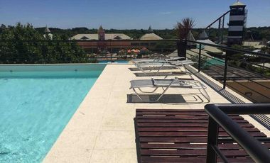 Excelente monoambiente con balcón y cochera.