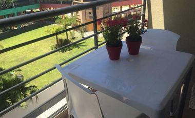 Excelente monoambiente con balcón y cochera.