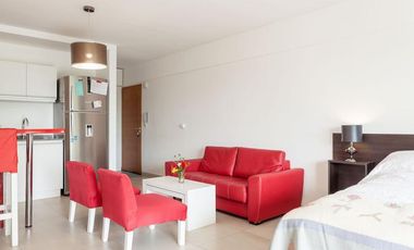 Excelente monoambiente con balcón y cochera.