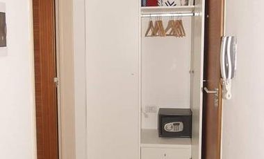 Excelente monoambiente con balcón y cochera.