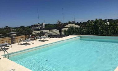 Excelente monoambiente con balcón y cochera.