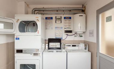 Excelente monoambiente con balcón y cochera.