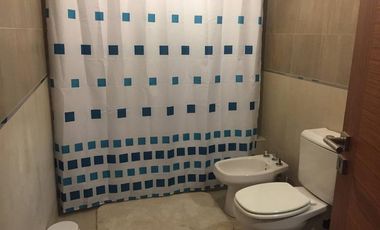 Excelente monoambiente con balcón y cochera.