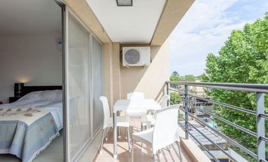 Excelente monoambiente con balcón y cochera.