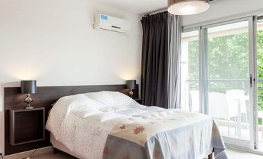 Excelente monoambiente con balcón y cochera.