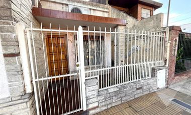 Casa en lote propio en Villa Adelina. 8.66 por 18.10 mts-