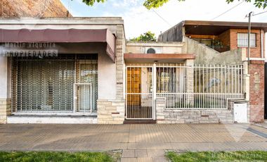 Casa en lote propio en Villa Adelina. 8.66 por 18.10 mts-