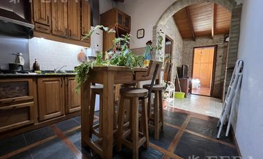 Venta Casa 4 ambientes con cochera y fondo con quincho en Bernal