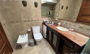 Venta Casa 4 ambientes con cochera y fondo con quincho en Bernal