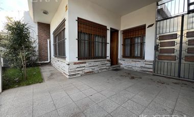 Venta Casa 4 ambientes con cochera y fondo con quincho en Bernal