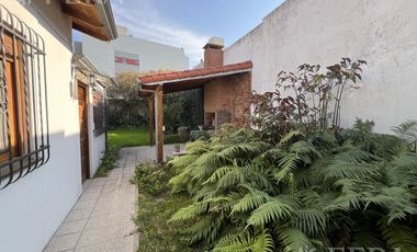 Venta Casa 4 ambientes con cochera y fondo con quincho en Bernal