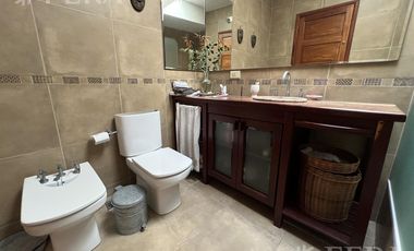 Venta Casa 4 ambientes con cochera y fondo con quincho en Bernal