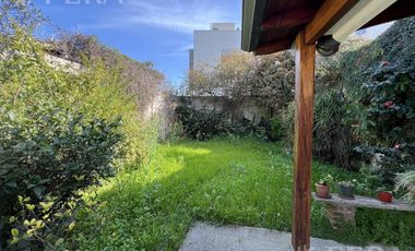 Venta Casa 4 ambientes con cochera y fondo con quincho en Bernal