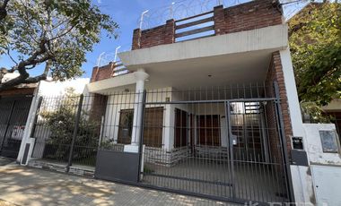 Venta Casa 4 ambientes con cochera y fondo con quincho en Bernal