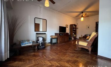 Venta Casa 4 ambientes con cochera y fondo con quincho en Bernal