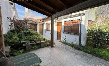 Venta Casa 4 ambientes con cochera y fondo con quincho en Bernal