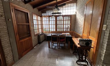 Venta Casa 4 ambientes con cochera y fondo con quincho en Bernal