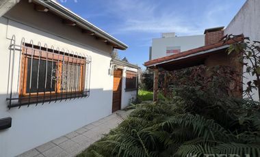 Venta Casa 4 ambientes con cochera y fondo con quincho en Bernal