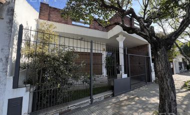 Venta Casa 4 ambientes con cochera y fondo con quincho en Bernal