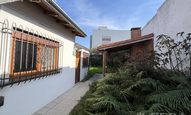 Venta Casa 4 ambientes con cochera y fondo con quincho en Bernal