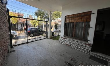 Venta Casa 4 ambientes con cochera y fondo con quincho en Bernal