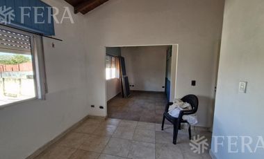 Venta casa multifamiliar con cochera en Villa Dominico