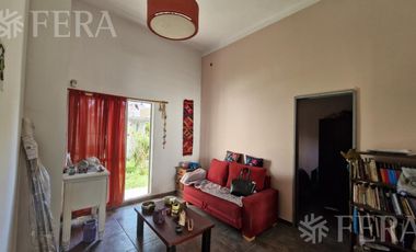 Venta casa multifamiliar con cochera en Villa Dominico