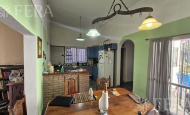 Venta casa multifamiliar con cochera en Villa Dominico