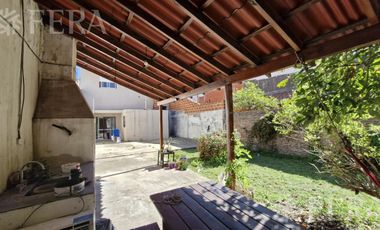 Venta casa multifamiliar con cochera en Villa Dominico
