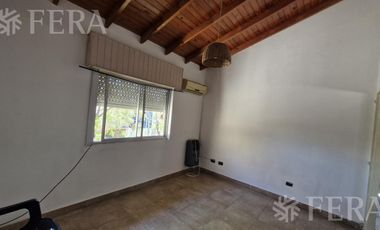 Venta casa multifamiliar con cochera en Villa Dominico