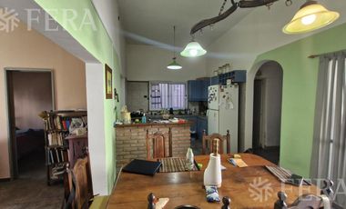 Venta casa multifamiliar con cochera en Villa Dominico