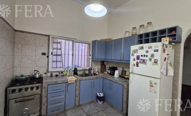 Venta casa multifamiliar con cochera en Villa Dominico