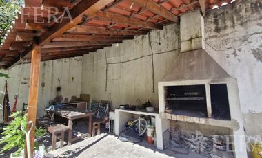 Venta casa multifamiliar con cochera en Villa Dominico