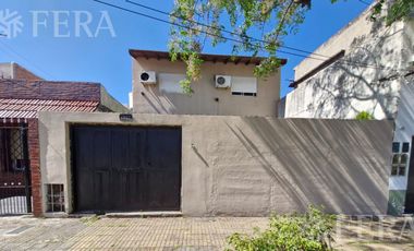 Venta casa multifamiliar con cochera en Villa Dominico