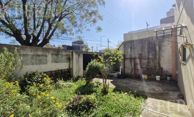 Venta casa multifamiliar con cochera en Villa Dominico