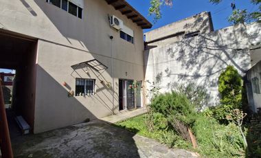 Venta casa multifamiliar con cochera en Villa Dominico